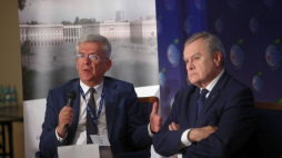 Karpacz, 07.09.2021. Wicepremier, minister kultury, dziedzictwa narodowego i sportu Piotr Gliński (P), senator Stanisław Karczewski (L) podczas panelu "Odbudowa Pałacu Saskiego, Pałacu Brühla – korzyści dla Polski" w ramach XXX edycji Forum Ekonomicznego. Fot. PAP/Ł. Gągulski