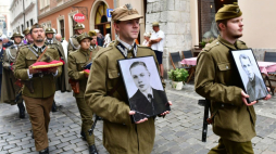 Kraków, 14.09.2021. Kondukt pogrzebowy Żołnierzy Wyklętych ks. Władysława Gurgacza ps. Sema, Ryszarda Kłaputa ps. Pomsta i ppor. Tadeusza Zajączkowskiego ps. Mokry na ulicach Krakowa. Zwłoki żołnierzy zostały odnalezione podczas prac prowadzonych przez Instytut Pamięci Narodowej na cmentarzu Rakowickim w latach 2017-2018. Fot. PAP/Art Service 2