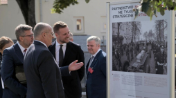  Wilno, Litwa, 06.09.2021. Minister spraw zagranicznych Polski Zbigniew Rau (2L) i minister spraw zagranicznych Litwy Gabrielius Landsbergis (3L) podczas otwarcia wystawy pt. „Polska i Litwa – razem w imię wolności” w Wilnie, 6 bm. Wizyta szefa polskiej dyplomacji w Republice Litewskiej przypada w 30. rocznicę odnowienia stosunków dyplomatycznych między oboma krajami. Fot. PAP/M. Marek