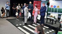 Minister infrastruktury Andrzej Adamczyk (6L), główny inspektor transportu drogowego Alvin Gajadhur (8L), sekretarz stanu w MEiN Tomasza Rzymkowski (P) i prezes Polskiego Radia Agnieszka Kamińska (2P) wręczają nagrody laureatom konkursu na najciekawsze opowiadanie lub bajkę dotyczące bezpieczeństwa ruchu drogowego. Fot. PAP/A. Lange