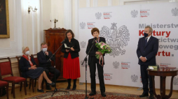 Wicepremier, minister kultury, dziedzictwa narodowego i sportu Piotr Gliński (P) oraz dyrektor Centrum Rzeźby Polskiej w Orońsku Maciej Aleksandrowicz (2L) podczas uroczystości nadania Złotego Medalu Zasłużony Kulturze Gloria Artis rzeżbiarce Ursuli Von Rydingsvard (2P). Fot. PAP/A. Zawada