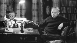 Kraków 02.1966. Stanisław Lem w swoim domu przy ulicy Narwik na osiedlu Kliny. Fot. PAP/H. Makarewicz