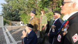  Bolonia, Włochy, 22.09.2021. Weterani 2. Korpusu Polskiego Władysław Dąbrowski (2L), Alfons Mrzyk (L) oraz Edward Moczulski (2P) podczas uroczystości na Polskim Cmentarzu w Bolonii, 22 bm. Trwają obchody 80. rocznicy utworzenia armii generała Władysława Andersa. Fot. PAP/A. Zawada 