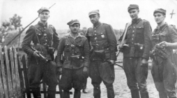 V Wileńska Brygada Armii Krajowej. Od lewej: ppor. cz. w. Henryk Wieliczko ps. „Lufa”, por. Marian Pluciński ps. „Mścisław”, mjr Zygmunt Szendzielarz ps. „Łupaszka”, wachm. Jerzy Lejkowski ps. „Szpagat”, ppor. Zdzisław Badocha ps. „Żelazny”. Fot. Archiwum IPN