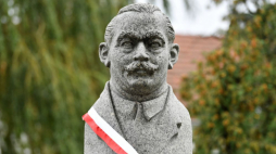 Łowicz, 19.09.2021. Uroczystość odsłonięcia pomnika Wincentego Witosa przy ul. Stanisławskiego. Fot. PAP/G. Michałowski
