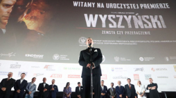  Warszawa, 12.09.2021. Reżyser filmu Tadeusz Syka (C) podczas uroczystej premiery filmu "Wyszyński – zemsta czy przebaczenie", 12 bm. w Multikinie Złote Tarasy w Warszawie. Film jest oficjalną produkcją uroczystości beatyfikacyjnych kard. Wyszyńskiego oraz matki Róży Czackiej. Obraz opowiada o wojennych losach księdza porucznika Stefana Wyszyńskiego – przyszłego Prymasa Polski. Fot. PAP/T. Gzell 