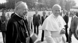 Kraków 10.06.1979. I pielgrzymka papieża Jana Pawła II do Polski. Nz. pożegnanie Ojca Świętego na lotnisku Balice, z lewej arcybiskup metropolita gnieźnieński i warszawski, prymas Polski kard. Stefan Wyszyński. Fot. PAP/J. Morek