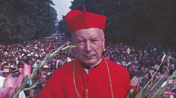 Częstochowa 08.1971. Pielgrzymka do sanktuarium Najświętszej Maryi Panny Jasnogórskiej w Częstochowie. Nz. Prymas Polski kardynał Stefan Wyszyński (C) wprowadza 255. Warszawską Pielgrzymkę Pieszą na Jasną Górę. Fot. PAP/J. Rosikoń