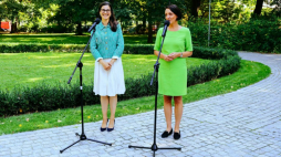 Podsekretarz stanu w Ministerstwie Kultury, Dziedzictwa Narodowego i Sportu, generalny konserwator zabytków Magdalena Gawin (P) i dyrektor departamentu ochrony zabytków Katarzyna Zalasińska podczas konferencji prasowej dotyczącej problemu betonowania terenów miejskich kosztem zieleni. Fot. PAP/A. Zawada