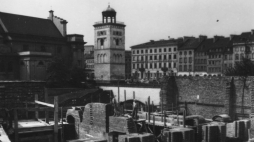 Warszawa 08.1972. Prace przy odbudowie Zamku Królewskiego. Opracowanie dokumentacji projektowej oraz wykonawstwo prac zlecono Przedsiębiorstwu Państwowemu Pracownie Konserwacji Zabytków. W głębi: kościół św. Anny (L) z dzwonnicą (C), kamienice (P) przy Krakowskim Przedmieściu. Fot. PAP/M. Szyperko. Dokładny dzień wydarzenia nieustalony. 