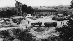 Warszawa 1971. Odbudowa Zamku Królewskiego. Rozładunek cegły. W głębi: z lewej fragment ściany z oknem od mieszkania Stefana Żeromskiego, jedyna pozostałość powojenna Zamku, z prawej Pałac Pod Blachą. Fot. PAP/M. Szyperko