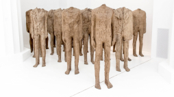 Magdaleny Abakanowicz „Tłum III”. Fot. PAP/M. Kulczyński