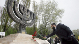Pomnik Menorah w Babim Jarze koło Kijowa. Fot. PAP/EPA/S. Dolzhenko