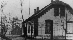 Budynek zajmowany przez więźniarki funkcyjne i francuskie Żydówki, który był centrum masakry. Źródło: Wikipedia
