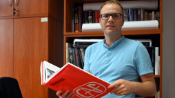 Szczecin, 23.09.2021. Autor Paweł Miedziński prezentuje ilustrowaną monografię poświęconą Centralnej Agencji Fotograficznej (CAF) "Centralna Agencja Fotograficzna 1951–1991", 23 bm. w oddziale IPN w Szczecinie. Publikacja obejmuje całokształt spraw związanych z drogą zdjęcia od wydarzenia do czytelnika. Fot. PAP/M. Bielecki
