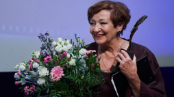 Gdynia, 30.09.2021. Aktorka Ewa Dałkowska odebrała nagrodę Platynowy Opornik podczas gali otwierającej Festiwal Filmowy Niepokorni, Niezłomni, Wyklęci. Fot. PAP/A. Warżawa