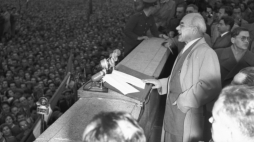 Warszawa 1956-10-24. Wiec na placu Defilad. Przemawia I sekretarz Komitetu Centralnego Polskiej Zjednoczonej Partii Robotniczej (KC PZPR) Władysław Gomułka. Fot. PAP/J. Baranowski