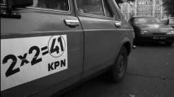 Warszawa 10.1991. Przedwyborcza (wybory parlamentarne w Polsce 27 października 1991 r.) narada Konfederacji Polski Niepodległej (KPN). Nz. plakat wyborczy partii, która w wyborach ma numer listy ogólnokrajowej 41. Fot. PAP/T. Walczak