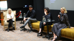 Warszawa, 04.10.2021. Aktor i reżyser Piotr Domalewski (2L), dyrektor kina Kinogram Anna Zoll (L), scenarzystki Joanna Kos-Krauze (2P) oraz Magdalena Lankosz (P) podczas konferencji prasowej z okazji otwarcia Kina oraz rozpoczęcia współpracy z Gildią Reżyserów Polskich. Fot. PAP/R. Guz