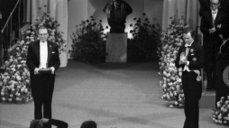 Szwecja, Sztokholm, 10.12.1980. Czesław Miłosz (L) podczas ceremonii wręczenia Nagrody Nobla w dziedzinie literatury. Fot. PAP/CAF-J. Undro