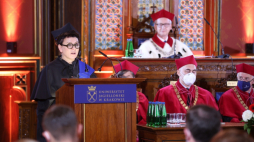Kraków, 07.10.2021. Laureatka Nagrody Nobla w dziedzinie literatury Olga Tokarczuk (L) podczas uroczystości wręczenia jej tytułu doktora honoris causa, w Auli Collegium Novum UJ. Fot. PAP/Łukasz Gągulski