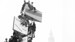 Warszawa, 24.10.1956. Wiec na placu Defilad w Warszawie. Najlepsze miejsca były dla odważnych i zręcznych. PAP/CAF/J. Baranowski 