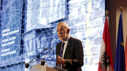 Oświęcim, 04.10.2021. Prezydent Austrii Alexander Van der Bellen podczas otwarcia wystawy austriackiej "Tak daleko, tak blisko. Austria a Auschwitz" w Miejscu Pamięci i Muzeum Auschwitz-Birkenau, 4 bm. w Oświęcimiu. Fot. PAP/Art Service 2