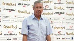 Monte Carlo, Monako, 28.08.06. Były piłkarz reprezentacji Francji Raymond Kopa odciska ślady swoich stóp na Promenadzie Mistrzów w Monte Carlo. Fot. PAP/EPA/ASM 