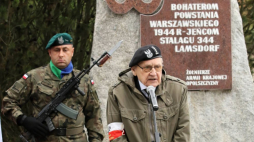 Łambinowice, 06.10.2021. Żołnierz Armii Krajowej, kolporter prasy podziemnej Stanisław Wołczaski „Kazimierz” (P) podczas uroczystości upamiętniającej 77. rocznicę przybycia I transportu Powstańców Warszawskich do Stalagu 344 Lamsdorf. Fot. PAP/K. Świderski