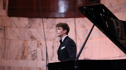 Warszawa, 14.10.2021. Polski pianista Szymon Nehring podczas przesłuchań III etapu Konkursu Chopinowskiego w sali koncertowej Filharmonii Narodowej w Warszawie,. Fot. PAP/L. Szymański