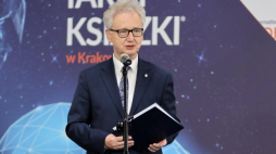 Kraków, 14.10.2021. Rektor Uniwersytetu Jagiellońskiego prof. dr hab. Jacek Popiel podczas otwarcia 24. Międzynarodowych Targów Książki w Krakowie, 14 bm. w Międzynarodowym Centrum Targowo-Kongresowym EXPO Kraków. Jest to cykliczna, dedykowana branży wydawniczo-księgarskiej impreza, promująca czytelnictwo, organizowana od 1997 r. Fot. PAP/Art Service