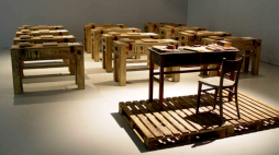 Fot. pracy Roberta Kuśmirowskiego z wystawy „Teatr Niemożliwy” (2006). Dzięki uprzejmości Narodowej Galerii Sztuki Zachęta. Źródło: www.cricoteka.pl