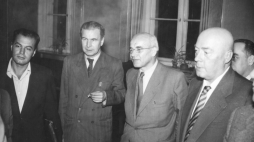 Warszawa, 19–21.10.1956. VIII Plenum KC PZPR. Po zakończeniu obrad: od lewej zastępca członka KC PZPR Artur Starewicz, minister spraw zagranicznych Adam Rapacki , nowowybrany I sekretarz KC PZPR Władysław Gomułka, premier Józef Cyrankiewicz. Fot. PAP/Z. Wdowiński