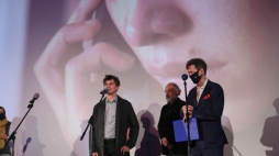 Reżyser Bogdan George Apetri (L) podczas uroczystej hali wręczenia nagród 37. Warszawskiego Festiwalu Filmowego w Warszawie. Fot. PAP/W. Olkuśnik
