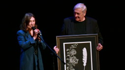 Poetka Kateryna Babkina (L) oraz tłumacz, poeta Bohdan Zadura (P) podczas uroczystości wręczenia nagród literackich Europy Środkowej Silesius i Wrocławskiej Nagrody Poetyckiej Angelus we Wrocławiu. Fot. PAP/M. Kulczyński