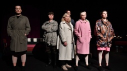 Aktorki: Aleksandra Chapko (P), Beata Śliwińska (2P), Jolanta Zalewska (2L) i Bożena Baranowska (3L) podczas próby generalnej spektaklu „Białe małżeństwo” Tadeusza Różewicza w Teatrze Polskim we Wrocławiu. Fot. PAP/M. Kulczyński