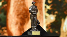 Statuetka nagrody BohaterOny, zaprezentowana podczas gali Nagrody BohaterONy im. Powstańców Warszawskich, stanowiącej finał VI edycji kampanii. Fot. PAP/R. Pietruszka