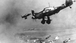 Bombowce niemieckie Junkers Ju-87 w szyku nurkującym. Fot. NAC