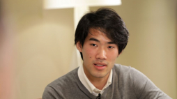 Laureat I nagrody XVIII Konkursu Chopinowskiego kanadyjski pianista Bruce (Xiaoyu) Liu podczas wywiadu dla Polskiej Agencji Prasowej. Warszawa, 21.10.2021. Fot. PAP/A. Zawada