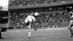 Mecz Polska – Meksyk na Mistrzostwach Świata Argentynie: przy piłce kapitan reprezentacji Polski Kazimierz Deyna. 1978 r. Fot. PAP/CAF/Z. Matuszewski