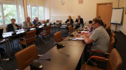 Warszawa, 13.10.2021. Uczestnicy spotkania w Centrum Partnerstwa Społecznego „Dialog” im. A. Bączkowskiego w Warszawie. Spotkanie dot. propozycji zmian MEiN w ustawie Karta nauczyciela. Propozycje te odrzuciły w całości ZNP i SKOiW NSZZ „Solidarność”. Fot. PAP/A. Zawada
