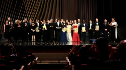 Prezydent Andrzej Duda (4L) wśród laureatów podczas gali wręczenia nagród oraz I Koncertu Laureatów Konkursu Chopinowskiego w Teatrze Wielkim – Operze Narodowej w Warszawie. Fot. PAP/A. Zawada