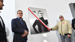 Premier Mateusz Morawiecki (2L) oraz Dariusz Górski, syn Kazimierza Górskiego (P) podczas uroczystości nadania PGE Stadionowi Narodowemu w Warszawie imienia Kazimierza Górskiego. Fot. PAP/P. Nowak