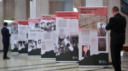 Gdańsk, 26.10.2021. Otwarcie dwujęzycznej wystawy IPN Gdańsk „Solidarni z Węgrami. Pomoc gdańszczan dla powstańców węgierskich w 1956 r.” w gmachu głównym Politechniki Gdańskiej. Podczas wydarzenia została też odsłonięta tablica upamiętniająca pomoc polsko-węgierską w związku z wydarzeniami 1956 r. Fot. PAP/A. Warżawa