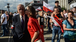 Żołnierz AK, powstaniec warszawski i architekt Julian Eugeniusz Kulski pseudonim Chojnacki, Goliat (C) podczas Godziny „W” na rondzie Dmowskiego. Warszawa, 01.08.2016. Fot. PAP/J. Kamiński