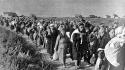 Po kapitulacji Warszawy ludność stolicy poprzez obóz w Pruszkowie wyruszyła na wielomiesięczną tułaczkę. 1944 r. Fot. PAP/CAF