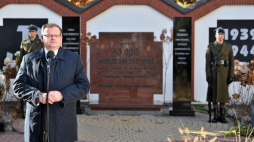 Szef Urzędu do Spraw Kombatantów i Osób Represjonowanych Jan Józef Kasprzyk (L) podczas uroczystości przed Krzyżem - Pomnikiem upamiętniającym wymordowanych redemptorystów i ludność cywilną Woli, w ramach uroczystości otwarcia zrewitalizowanego pl. Męczenników Warszawskiej Woli. Fot. PAP/R. Pietruszka