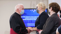 Warszawa, 19.10.2021. Szefowa Kancelarii Prezydenta RP Grażyna Ignaczak-Bandych (2P) oraz ks. Henryk Rykała (L) podczas wręczenia odznaczeń państwowych w Belwederze w Warszawie. Uroczystość odbywa się z okazji Narodowego Dnia Pamięci Duchownych Niezłomnych. Fot. PAP/L. Szymański