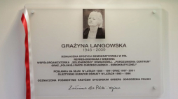  Olsztyn, 25.10.2021. Tablicę pamięci działaczki „Solidarności” Grażyny Langowskiej odsłonięto w Olsztynie. Podczas uroczystości z udziałem premiera ustanowiono również nauczycielską nagrodę jej imienia od IPN. Fot. PAP/T. Waszczuk