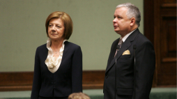 Warszawa, 2005-12-23. Lech Kaczyński z małżonką Marią podczas zaprzysiężenia na urząd Prezydenta RP przed Zgromadzeniem Narodowym. Fot. PAP/B. Zborowski